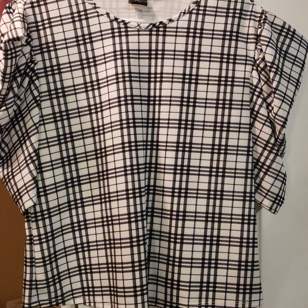 XL cute pattern shirt. Short cropped at the bottom.